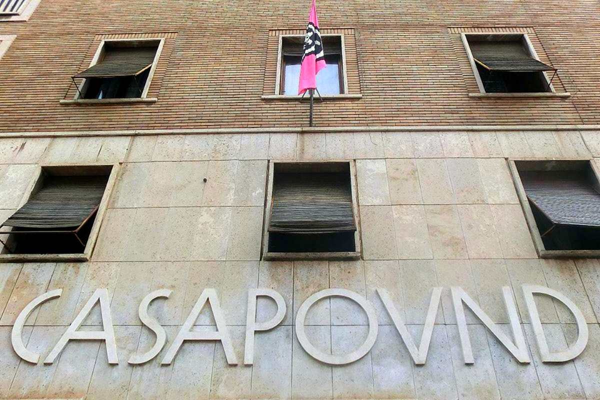 Il Campidoglio dice che CasaPound deve sgomberare dallo stabile occupato in via Napoleone III e Salvini...