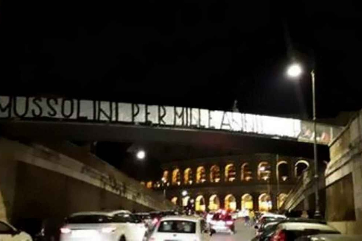 Forza Nuova espone uno striscione fascista nei pressi del Colosseo