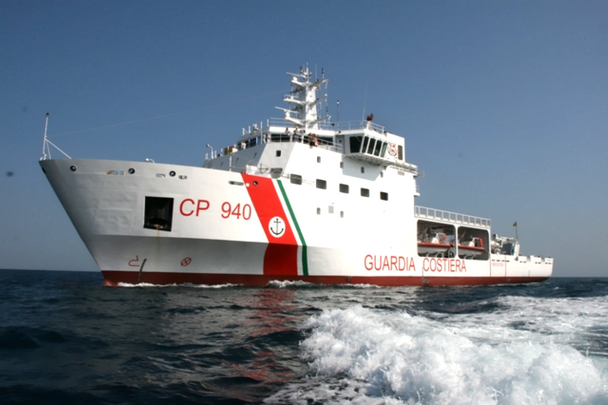 Salvini, di nuovo, sequestra una nave della Guardia Costiera con 135 migranti a bordo