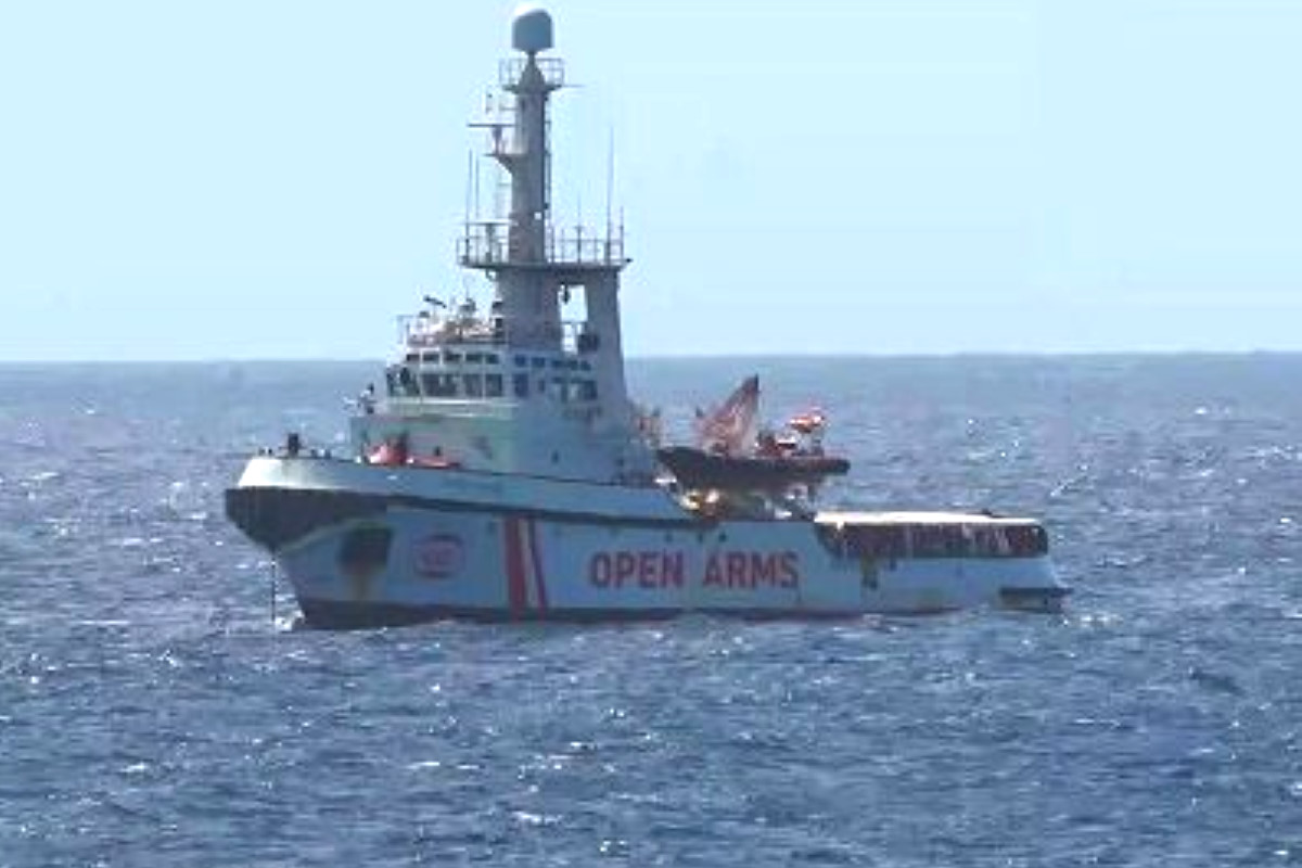 16 agosto, per la Open Arms non è ancora arrivata l'autorizzazione per l'ingresso nel porto di Lampedusa