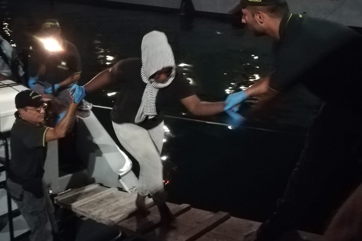 Sbarcati nella notte a Lampedusa gli 82 migranti della Ocean Viking