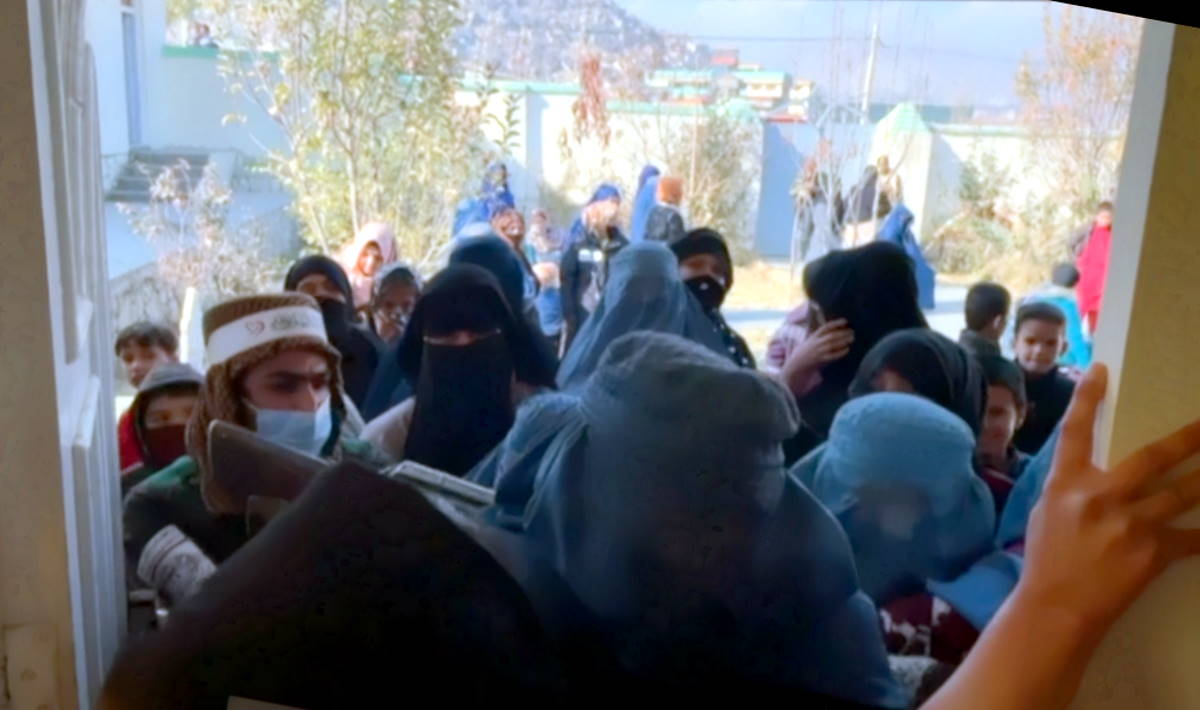 Afghanistan: i talebani hanno imposto alle donne il divieto di viaggiare da sole oltre i 72 km