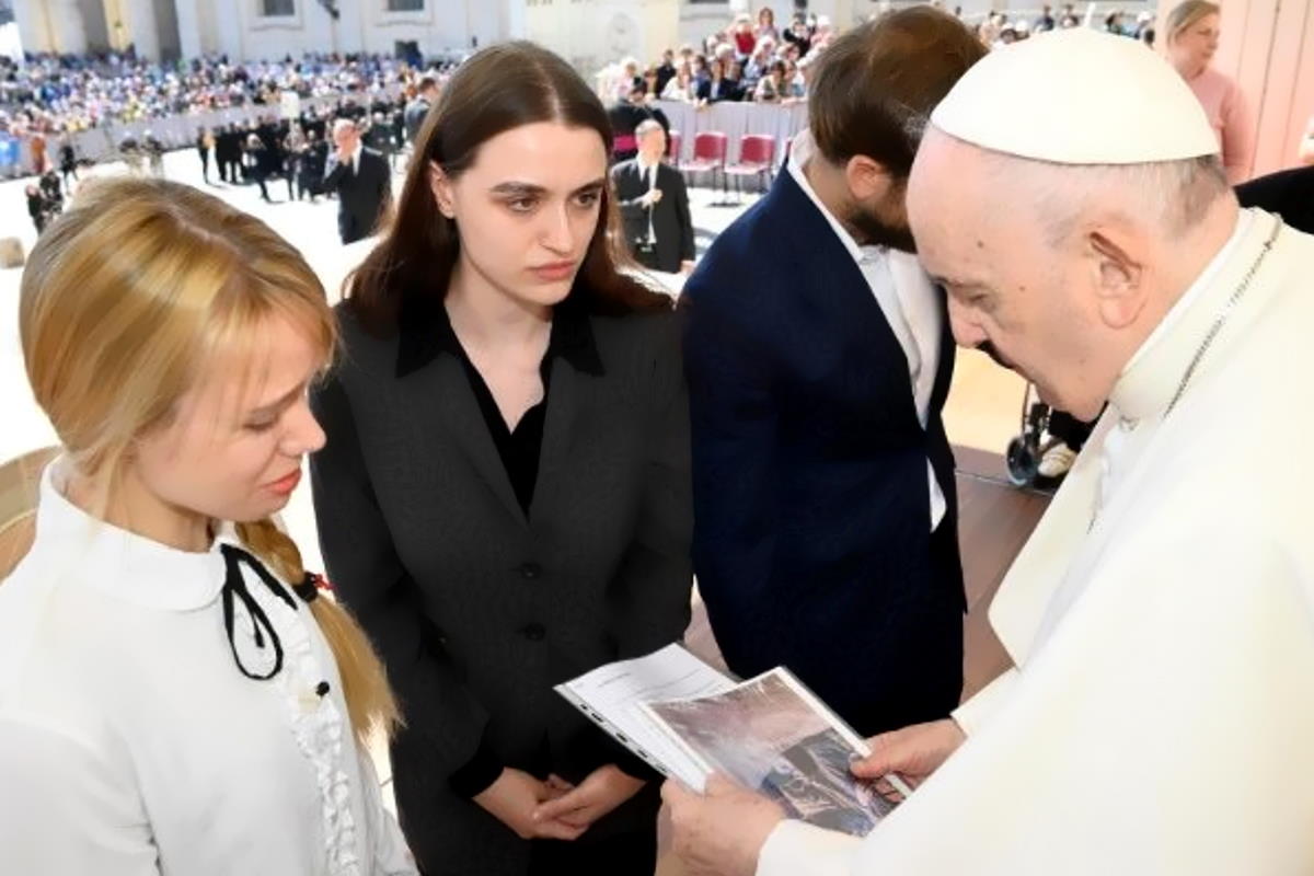 Sono state ricevute dal Papa le mogli di due comandanti del reggimento Azov