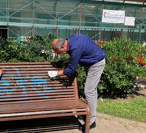 Milazzo (ME) - Sindaco ripulisce scivolo imbrattato e cancella scritte offensive su una panchina