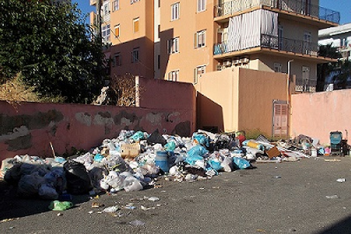 Milazzo (ME) – Un complesso residenziale assediato dalla spazzatura