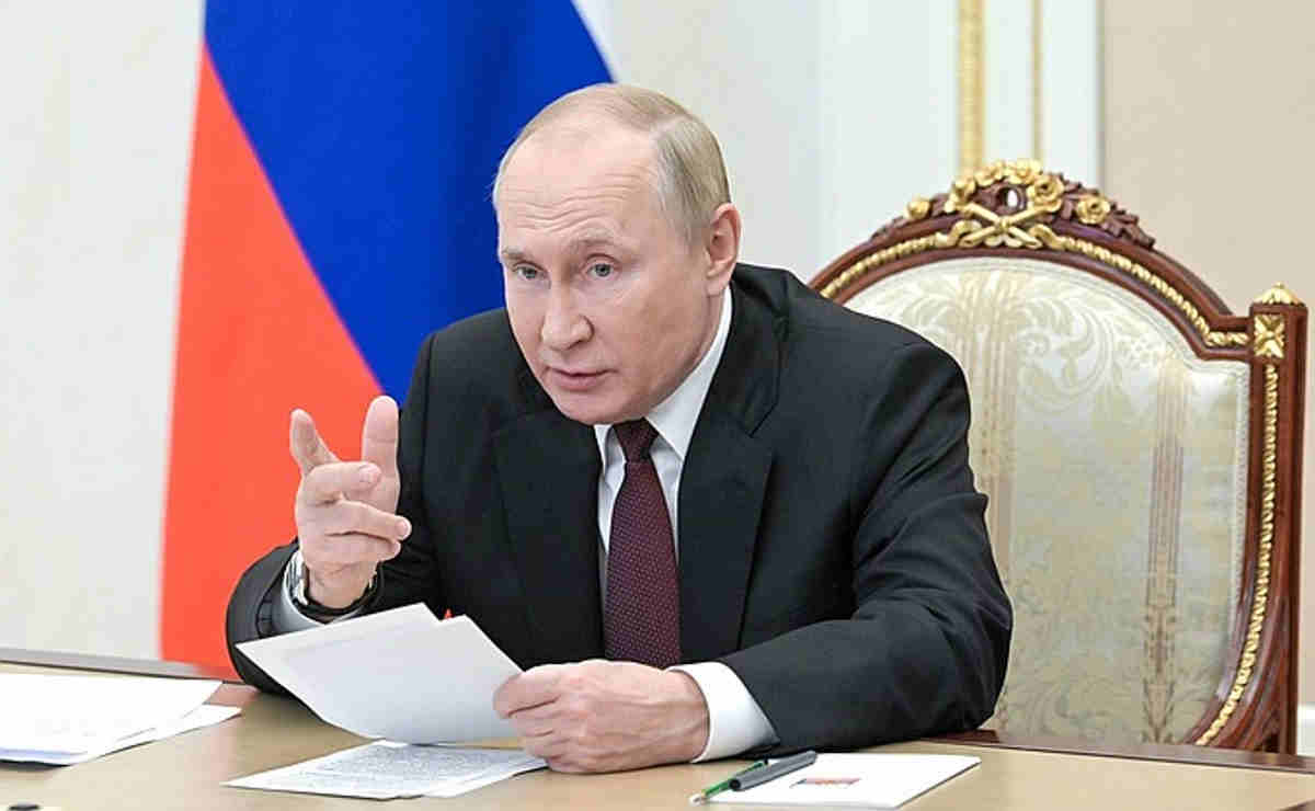 Putin accusa l'Ucraina di aver preparato una bomba sporca per un'operazione sotto falsa bandiera e supervisiona un attacco nucleare