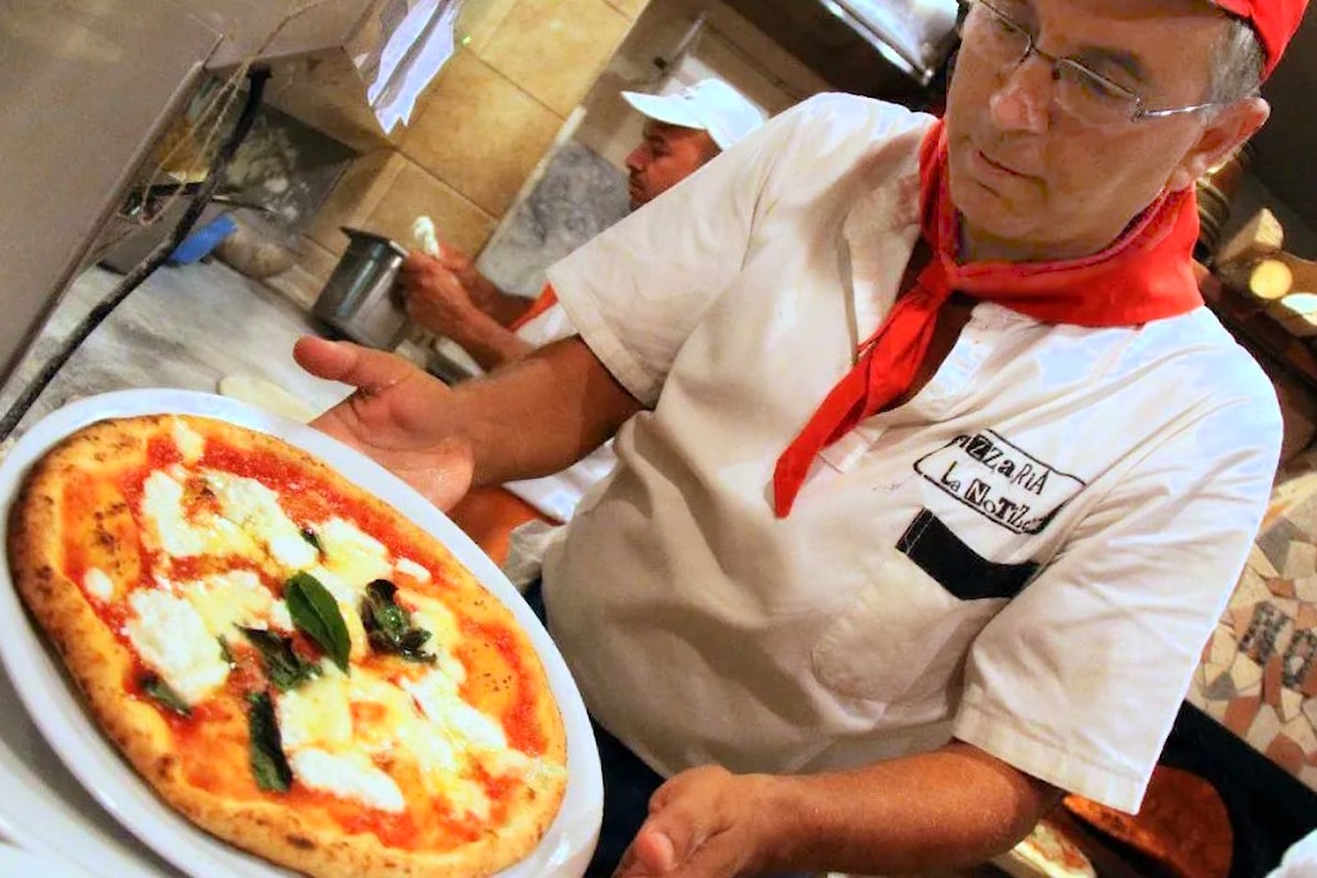 Una pizza al volo per Jill Biden atterrata a Napoli di ritorno dal Kenia