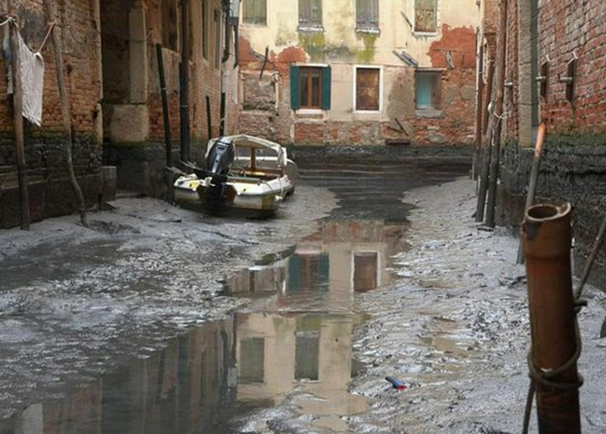 Non piove e a Venezia dopo l'acqua alta il problema è l'acqua bassa