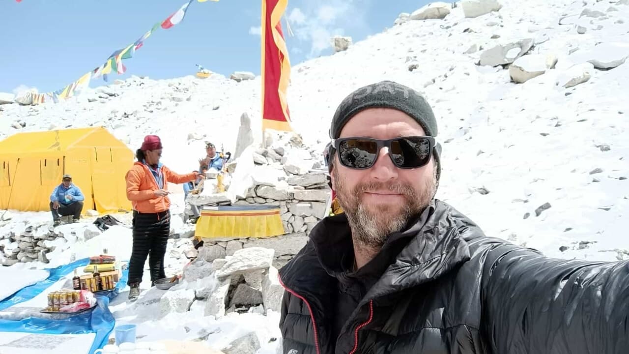 Alpinista muore per un malore mentre scala l'Everest: 40mila euro per riavere la salma