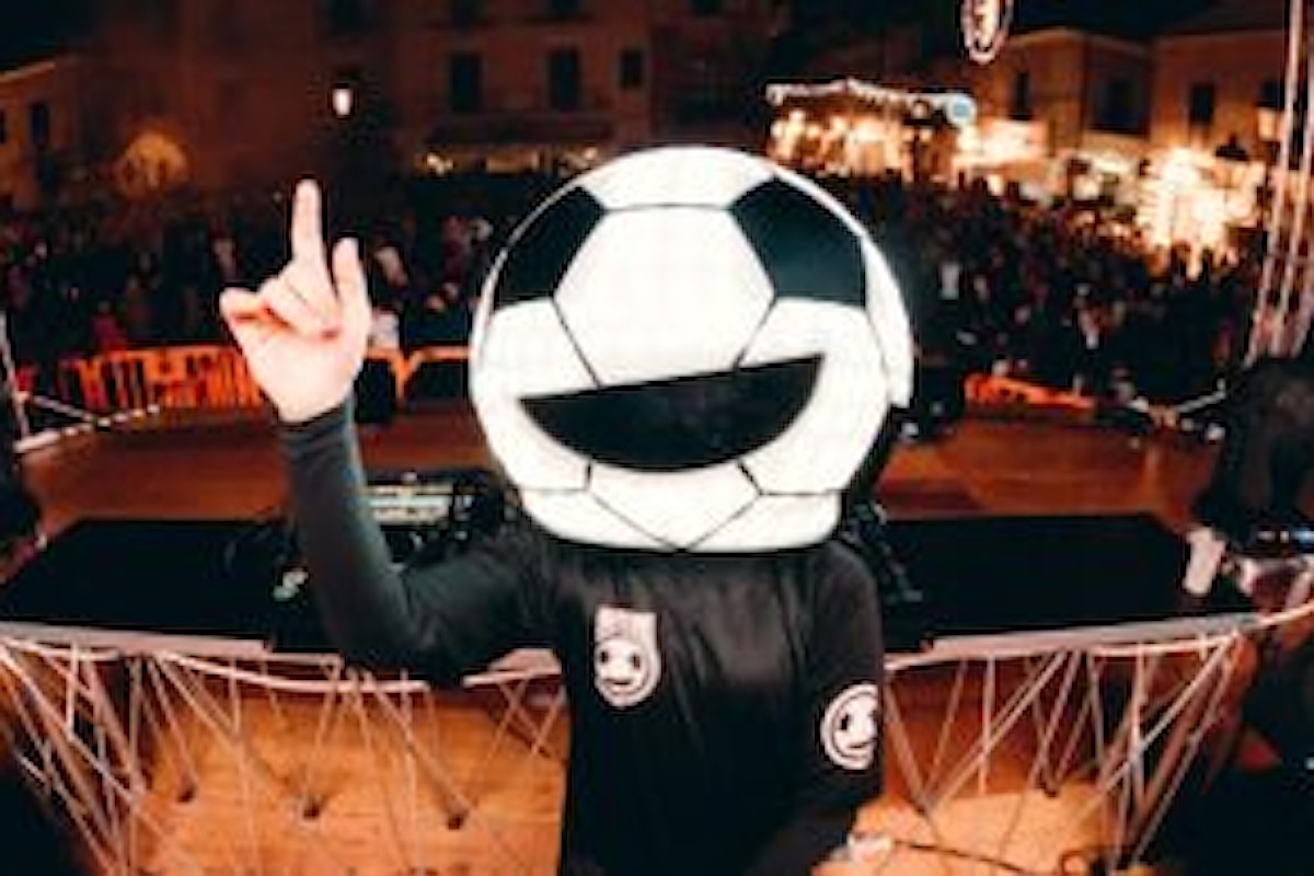 Bomber: Maestro Incognito dell'Elettronica in Maschera da Calcio