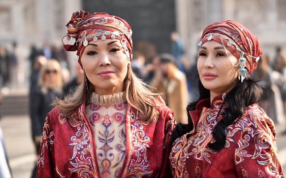 Il Kazakistan alla Milano Fashion Week, Madame Aisu interpreta la tradizione