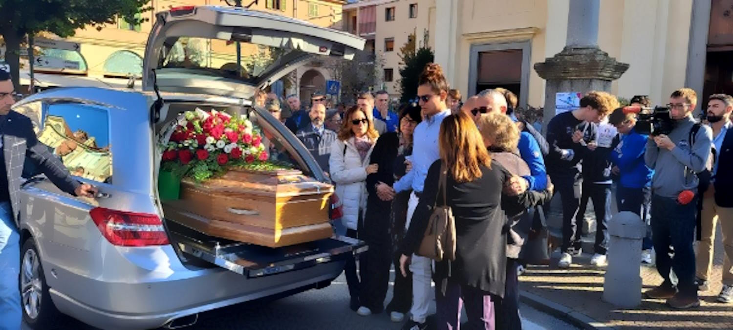 Giaveno - Torino: (video) l’addio a Matilde Lorenzi, la giovane campionessa morta in allenamento sugli sci. L’arrivo in chiesa del feretro