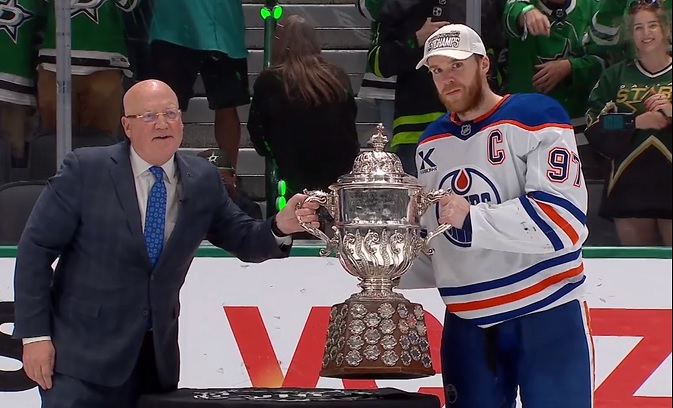 Stanley Cup: gli Edmonton Oilers tornano in finale, McDavid sfida la scaramanzia