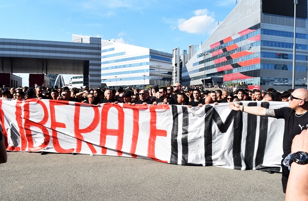 “Liberate il Milan”: migliaia di tifosi in corteo da Casa Milan allo stadio