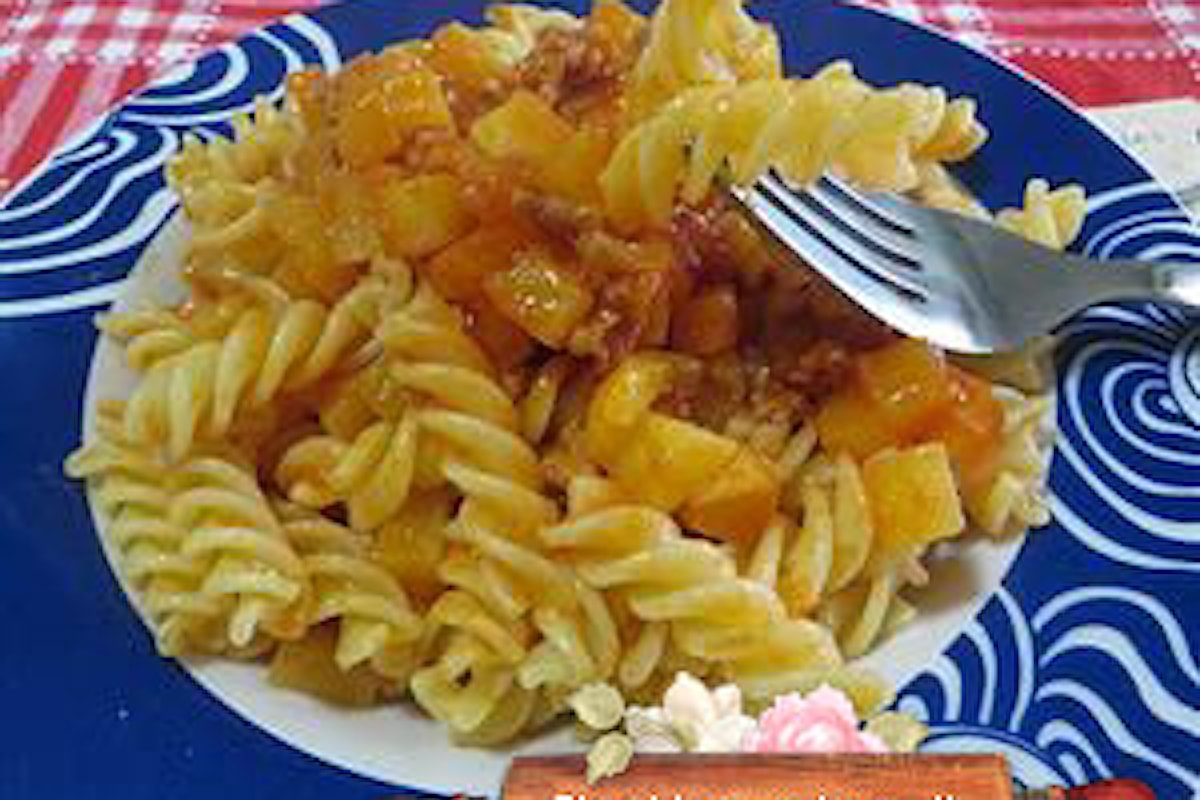 Fusilli gustosi con patate e salsiccia