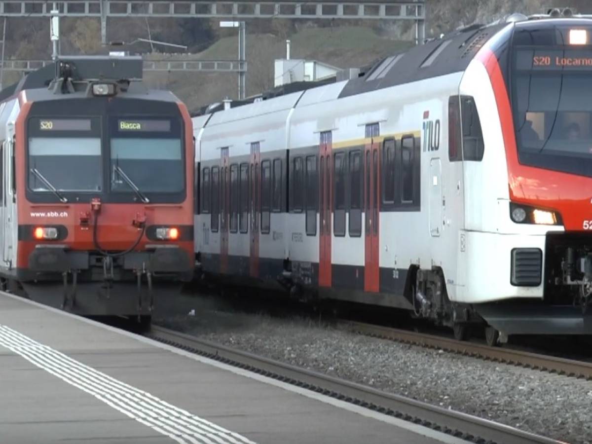 È bastato chiedere a tre giovani di abbassare il volume della musica per far scoppiare una violenta rissa a bordo del treno