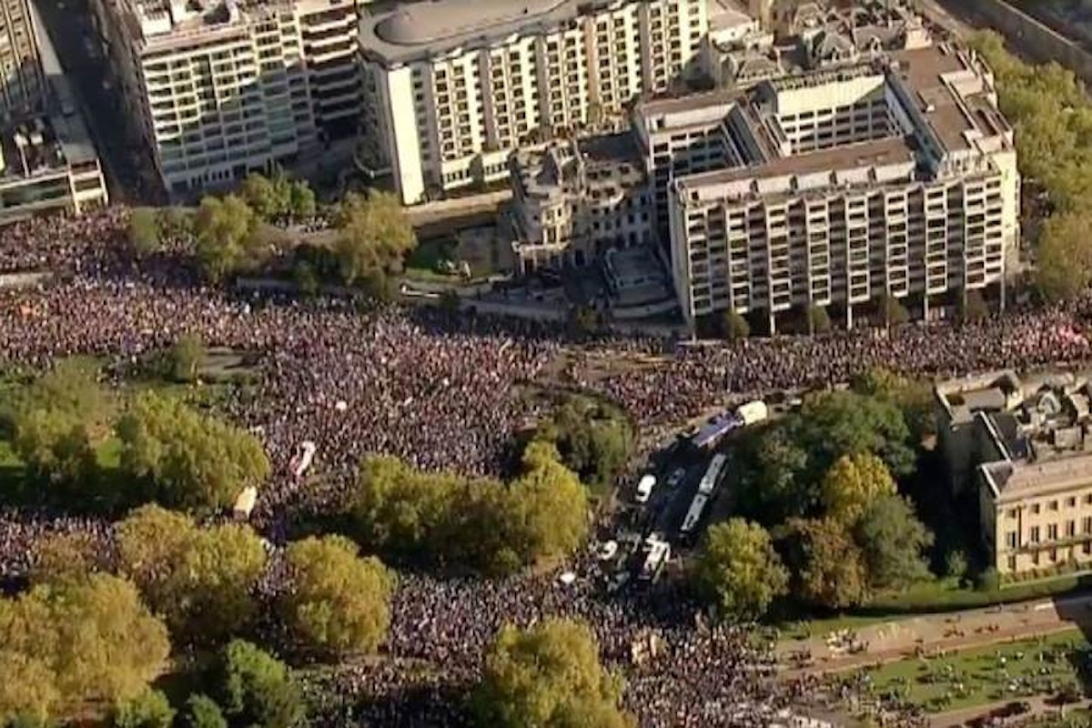 Centinaia di migliaia di persone sfilano a Londra per un nuovo referendum sulla Brexit