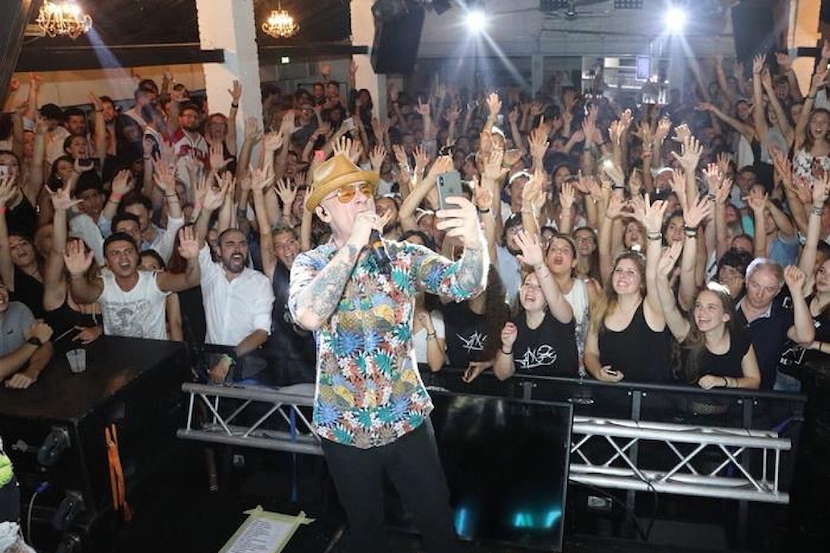 J-Ax, grande successo per lo showcase al Mr.Charlie Lignano