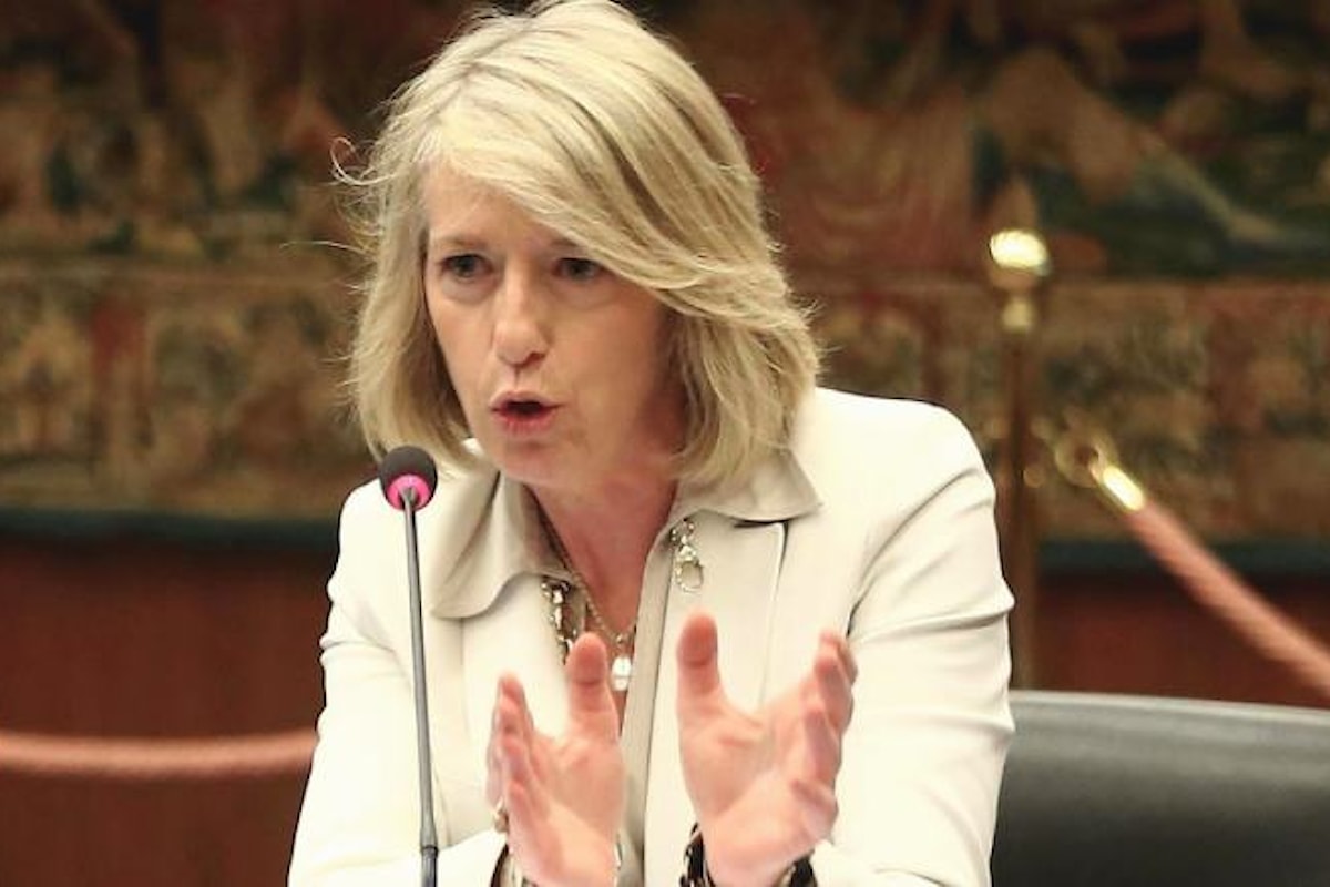 Stefania Giannini si loda per i risultati della ricerca italiana ma viene sbugiardata