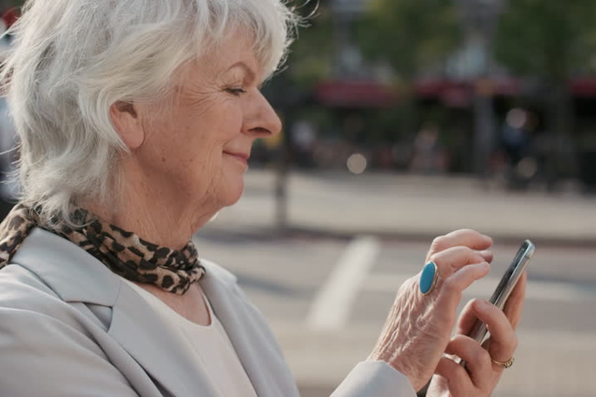 Cellulari per anziani: guida alla scelta del prodotto migliore