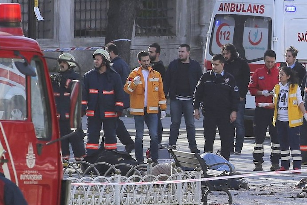 Istanbul: almeno 10 morti in un'esplosione nel centro storico.