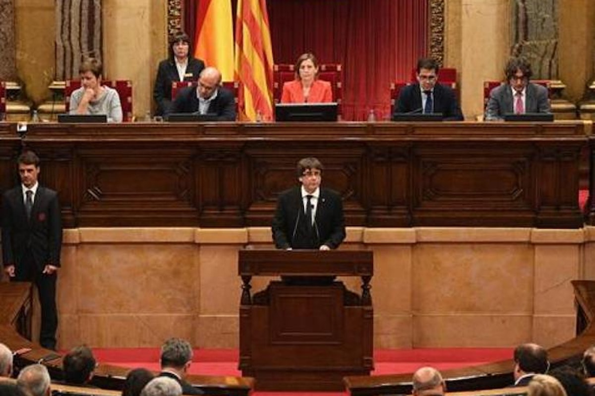 Puigdemont proclama l'indipendenza... ma non subito, in attesa di un dialogo che Madrid, ufficialmente, ha già negato