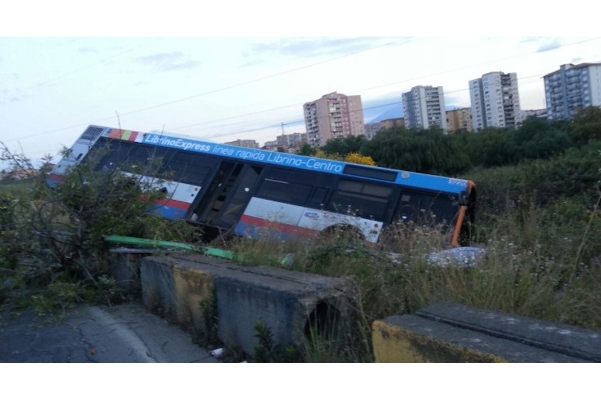 Catania, autobus crolla in un dirupo