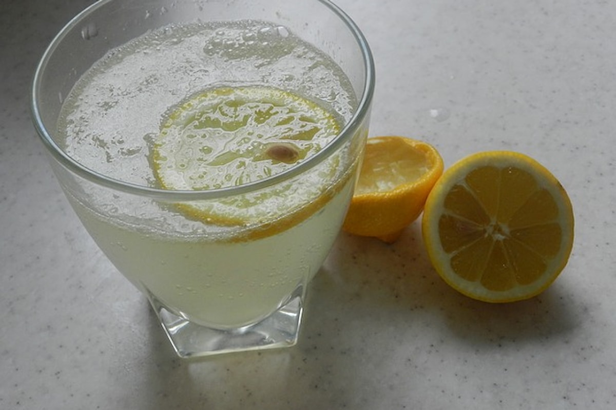 Acqua e limone appena svegli – un’esperienza personale e riflessioni sui benefici