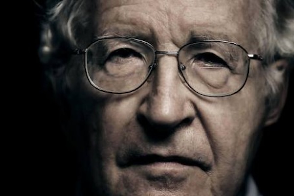 Noam Chomsky Le leggi le fanno le istituzioni finanziarie e le società multinazionali
