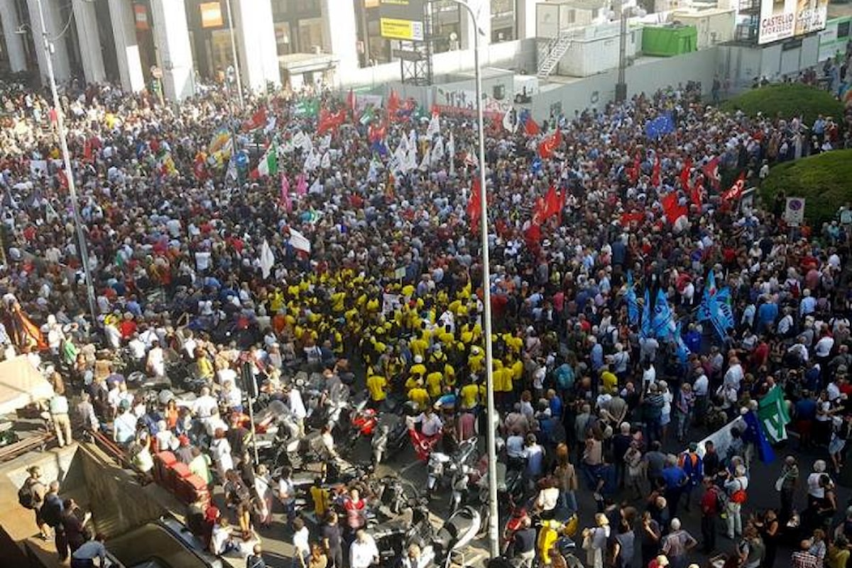 Una piazza San Babila stracolma di gente dice no a Salvini e Orban