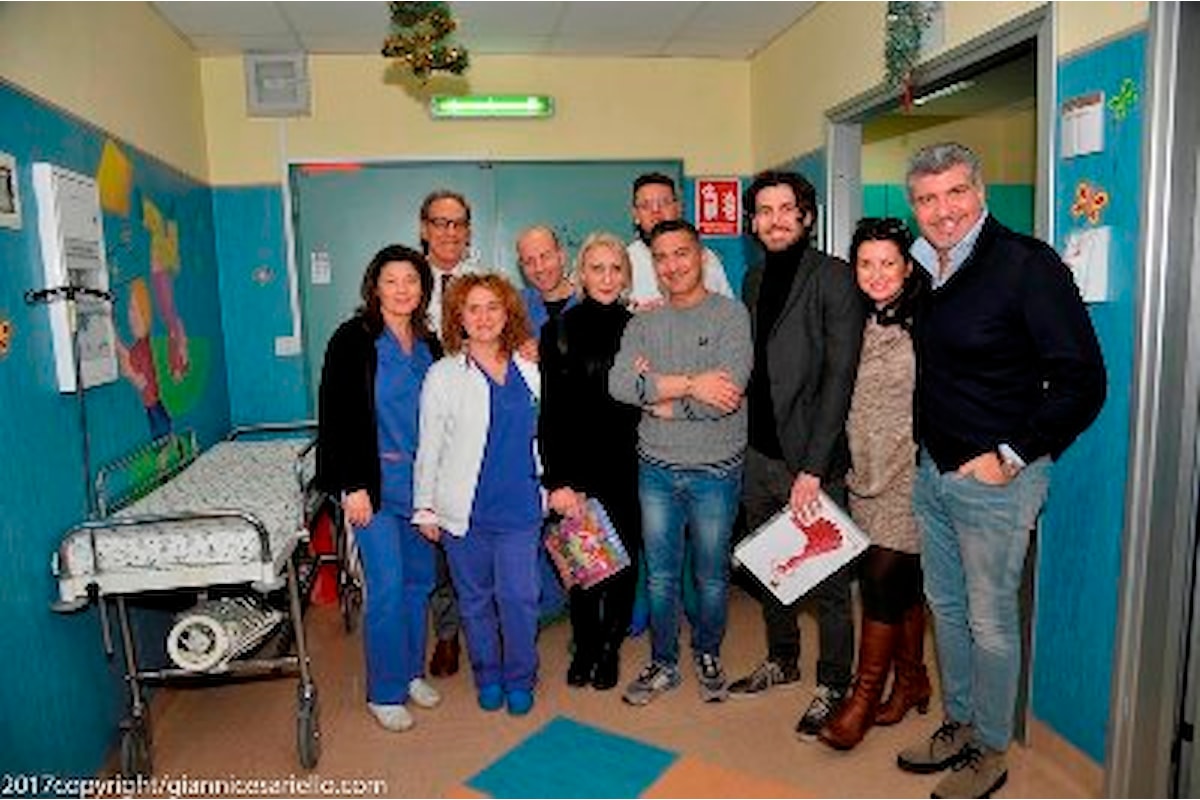 Cenando sotto un Cielo Diverso: doni ai bimbi dell’ospedale Santobono Pausilipon consegnati dall’attore Francesco Albanese e dallo chef stellato Giovanni De Vivo