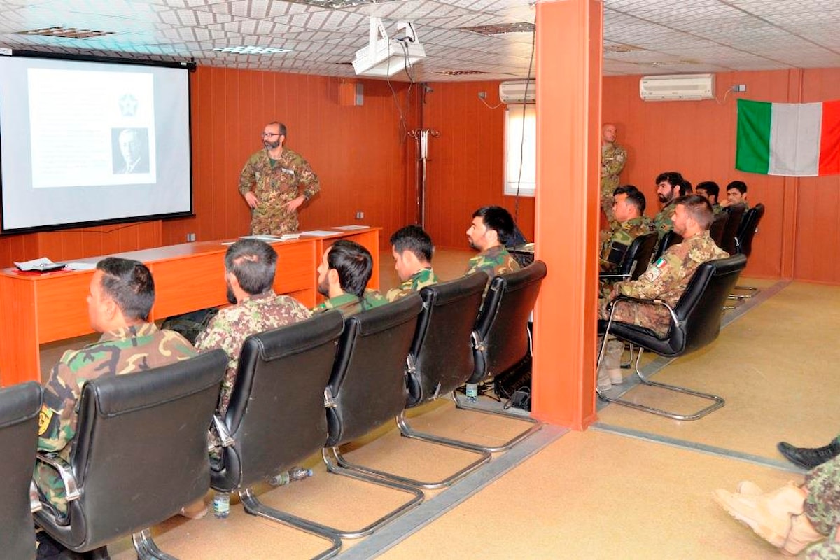 Afghanistan, militari italiani organizzano seminario di diritto internazionale dei conflitti per l'esercito afgano